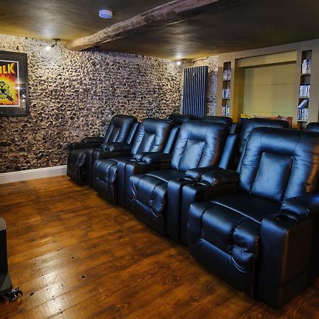 Huge Deluxe 600 Year Old Essex Manor, Hot Tub, Cinema Room, Sky Tv แซฟฟรอนวอลเดน ภายนอก รูปภาพ
