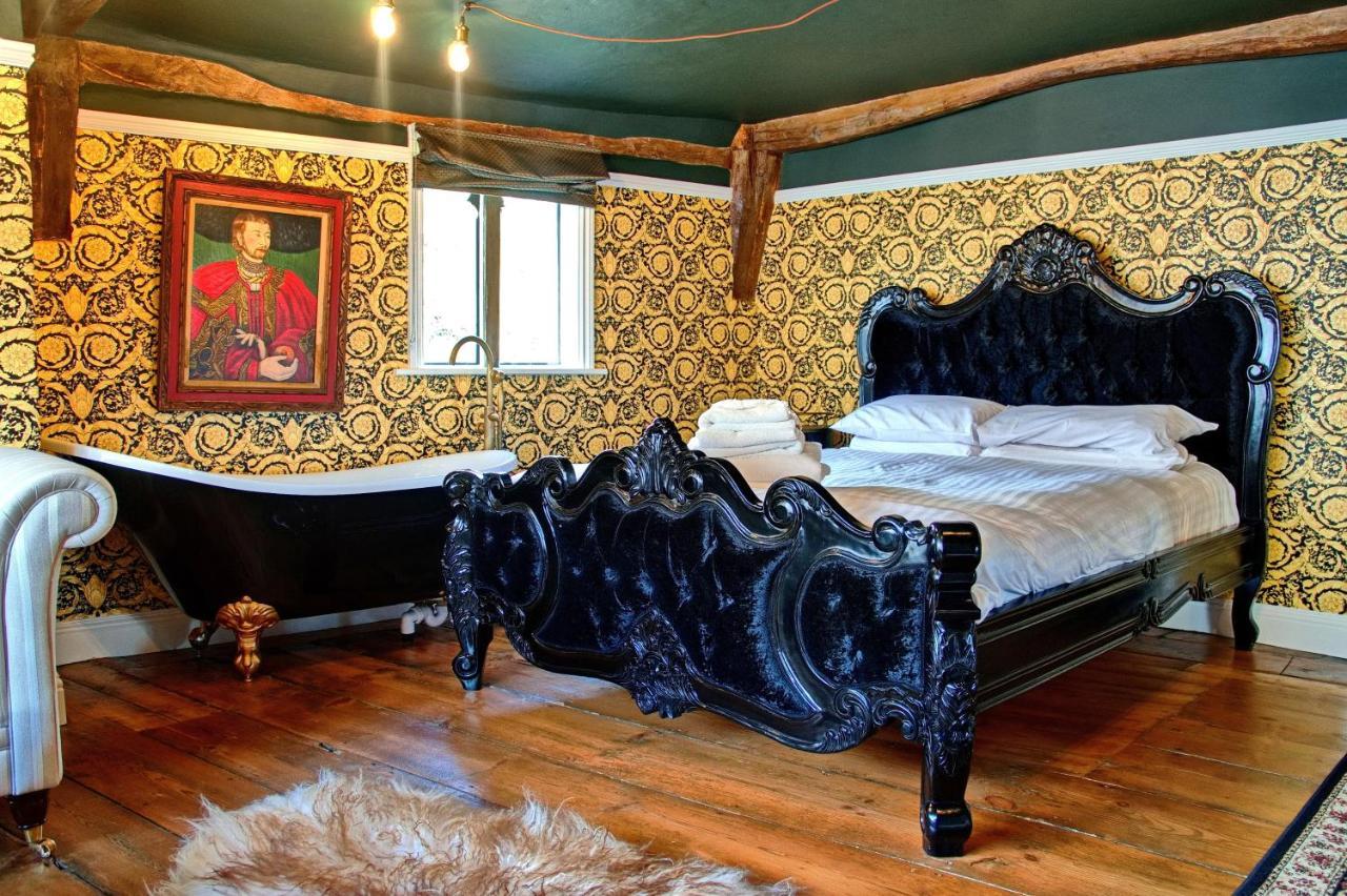 Huge Deluxe 600 Year Old Essex Manor, Hot Tub, Cinema Room, Sky Tv แซฟฟรอนวอลเดน ภายนอก รูปภาพ