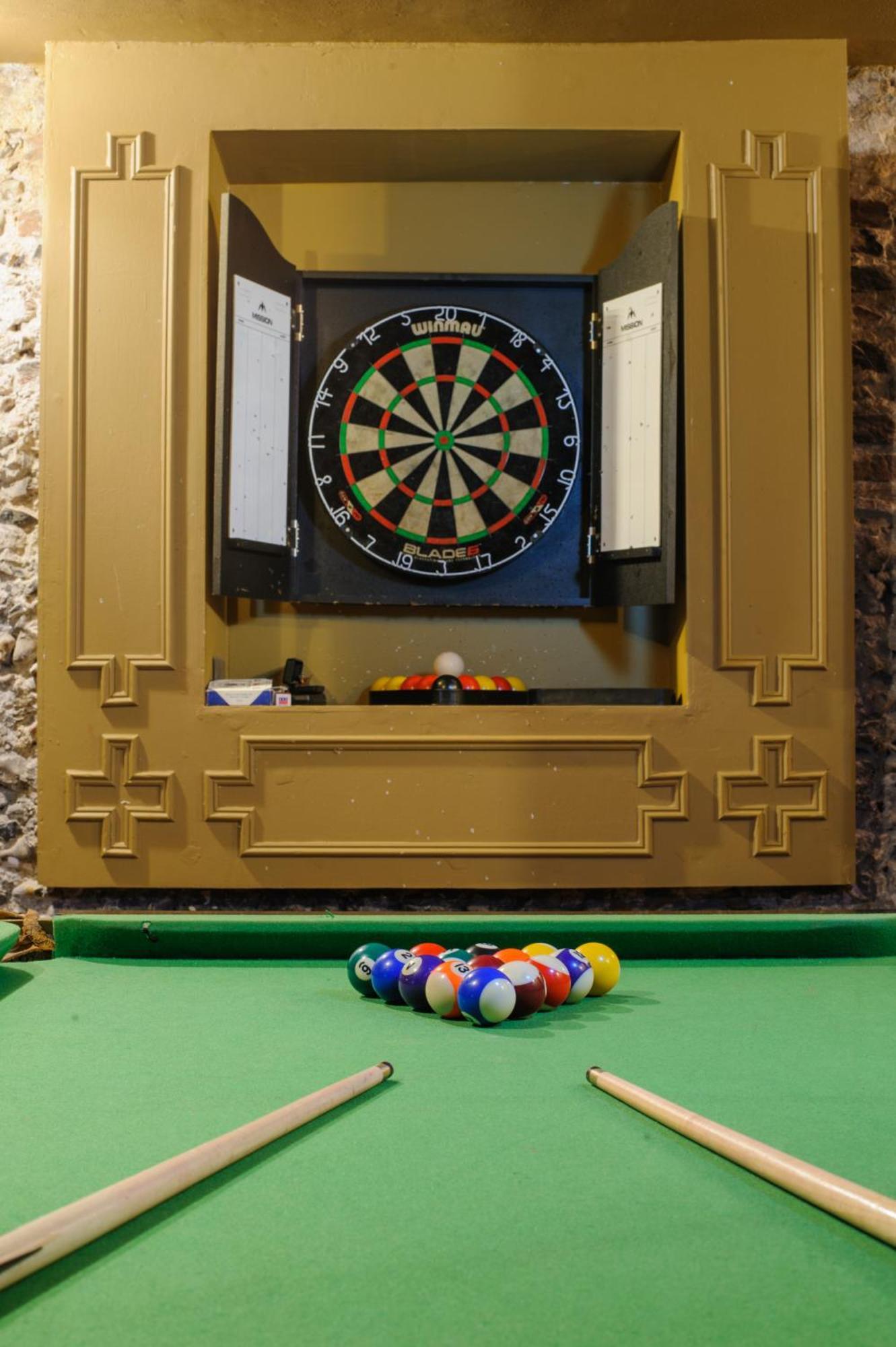 Huge Deluxe 600 Year Old Essex Manor, Hot Tub, Cinema Room, Sky Tv แซฟฟรอนวอลเดน ภายนอก รูปภาพ