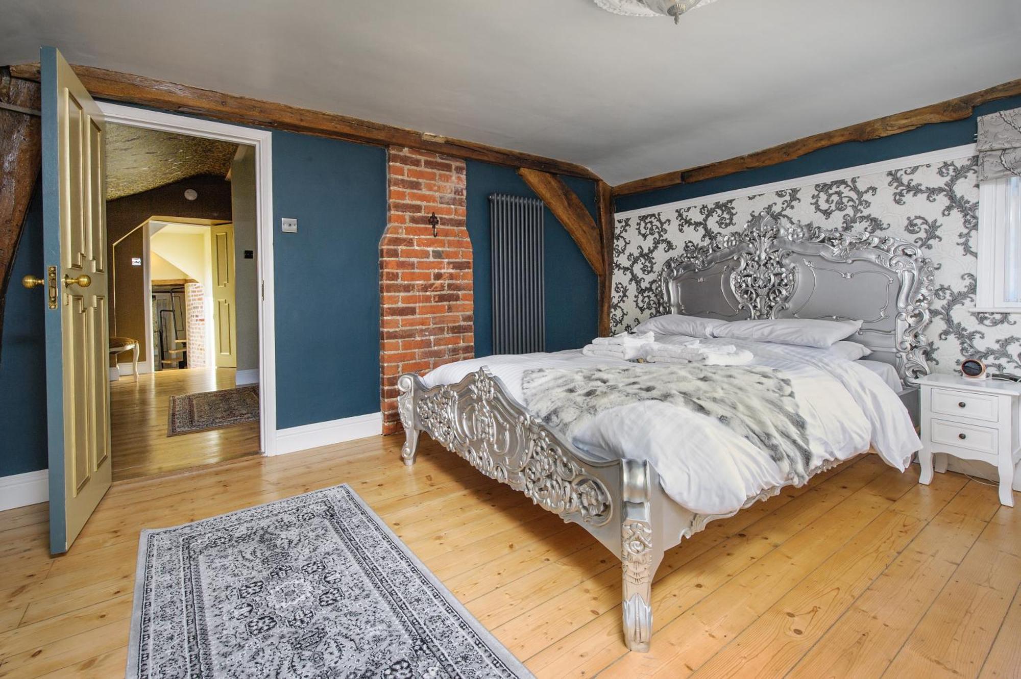 Huge Deluxe 600 Year Old Essex Manor, Hot Tub, Cinema Room, Sky Tv แซฟฟรอนวอลเดน ภายนอก รูปภาพ