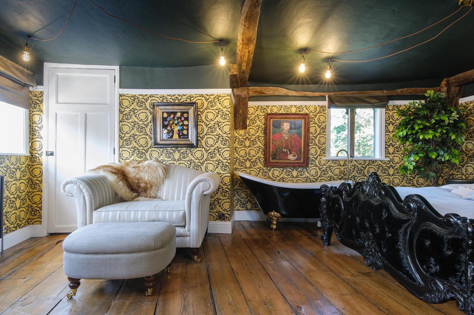Huge Deluxe 600 Year Old Essex Manor, Hot Tub, Cinema Room, Sky Tv แซฟฟรอนวอลเดน ภายนอก รูปภาพ