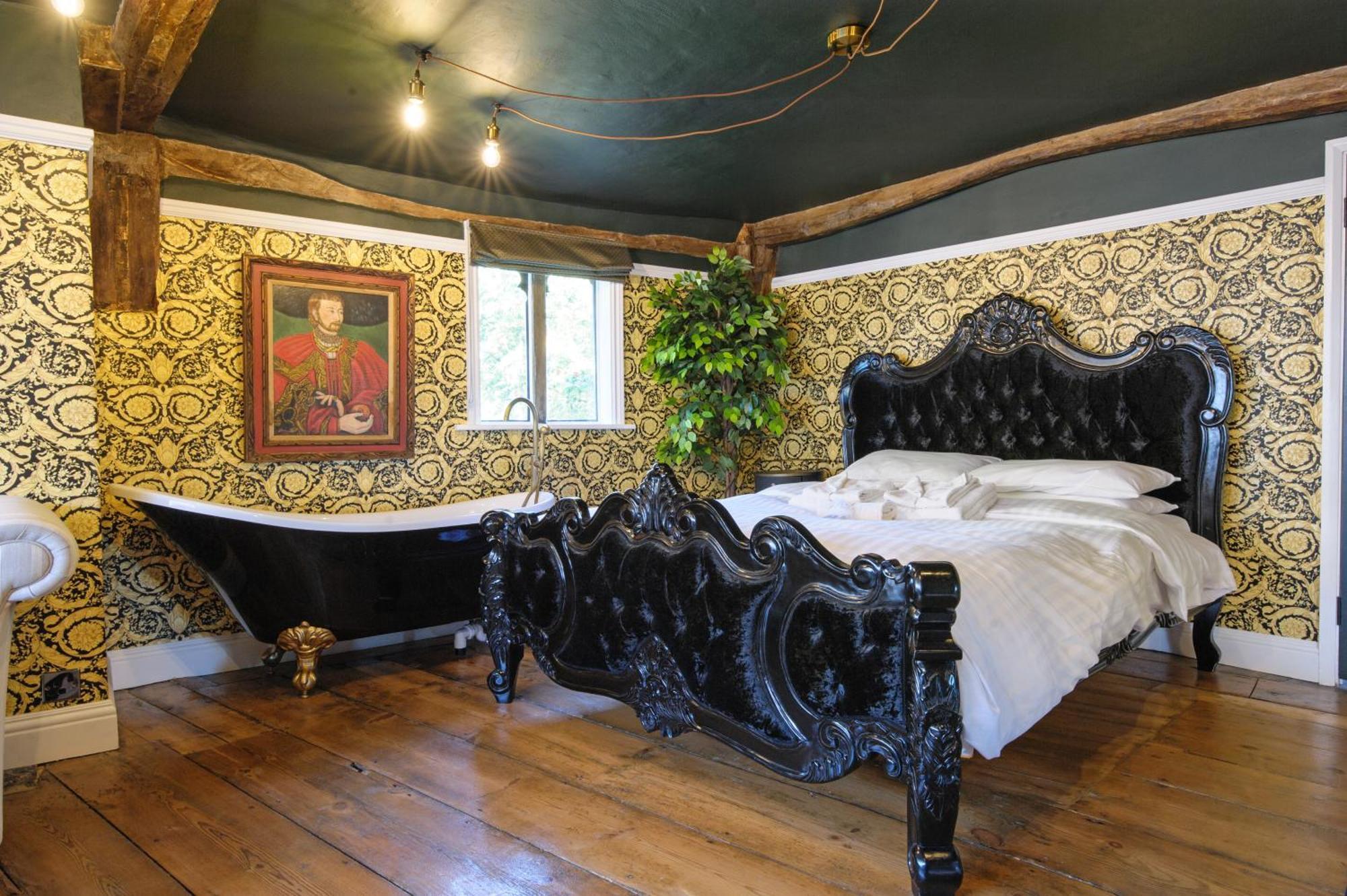 Huge Deluxe 600 Year Old Essex Manor, Hot Tub, Cinema Room, Sky Tv แซฟฟรอนวอลเดน ภายนอก รูปภาพ