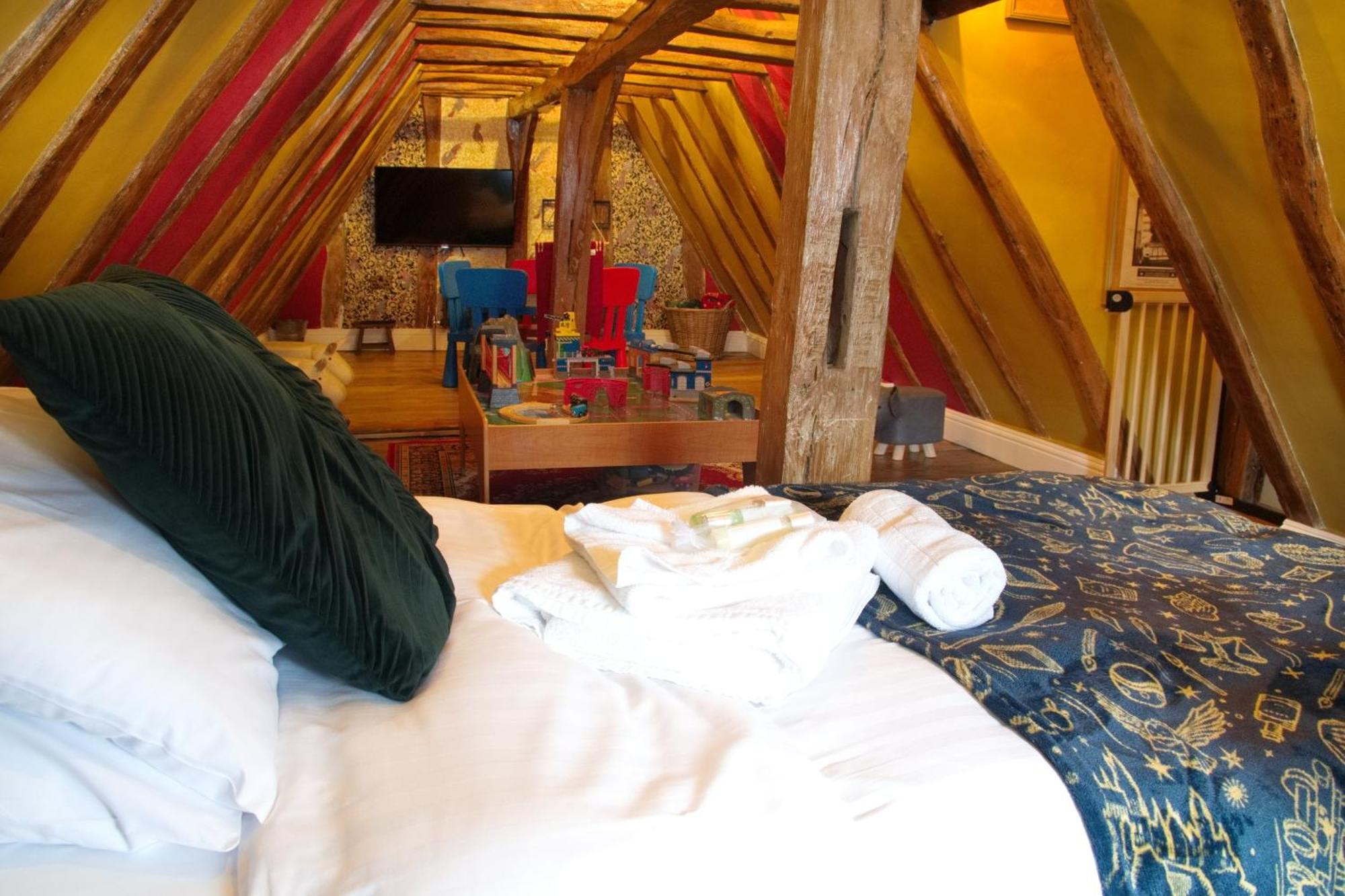Huge Deluxe 600 Year Old Essex Manor, Hot Tub, Cinema Room, Sky Tv แซฟฟรอนวอลเดน ภายนอก รูปภาพ