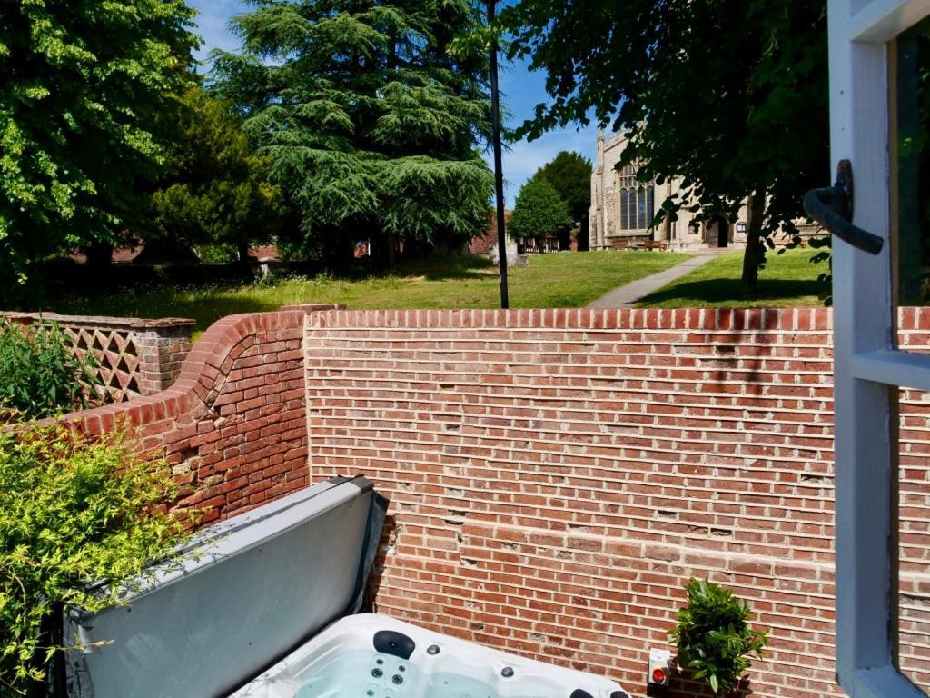 Huge Deluxe 600 Year Old Essex Manor, Hot Tub, Cinema Room, Sky Tv แซฟฟรอนวอลเดน ภายนอก รูปภาพ
