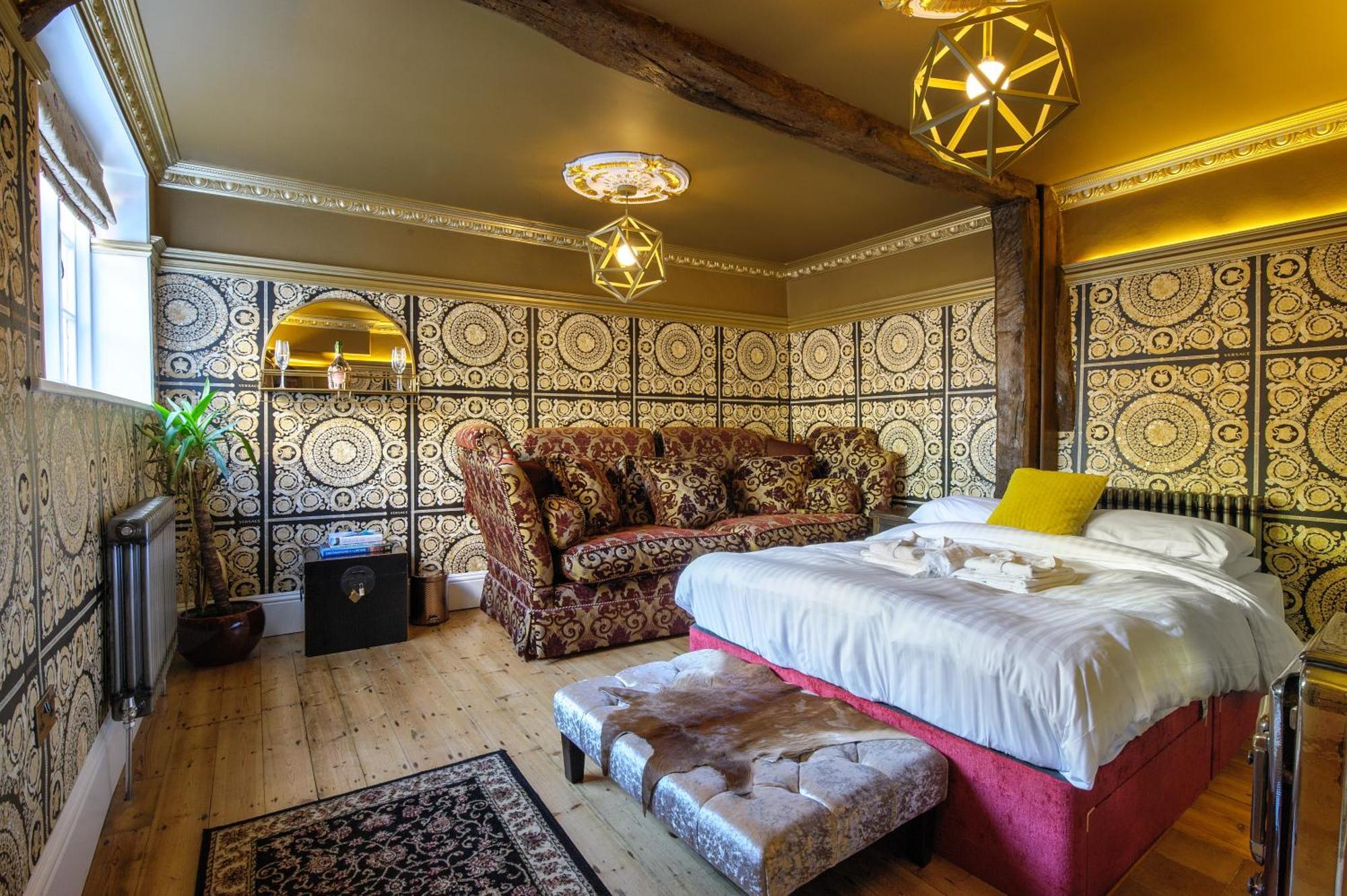 Huge Deluxe 600 Year Old Essex Manor, Hot Tub, Cinema Room, Sky Tv แซฟฟรอนวอลเดน ภายนอก รูปภาพ