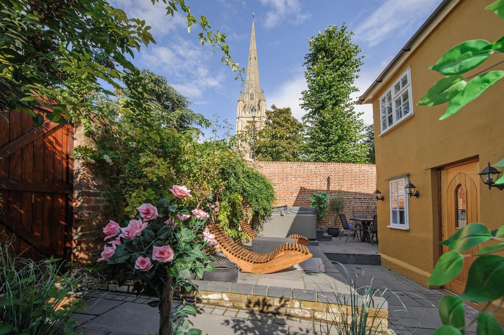 Huge Deluxe 600 Year Old Essex Manor, Hot Tub, Cinema Room, Sky Tv แซฟฟรอนวอลเดน ภายนอก รูปภาพ