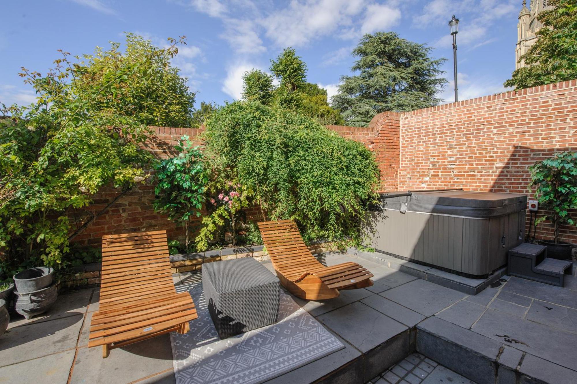 Huge Deluxe 600 Year Old Essex Manor, Hot Tub, Cinema Room, Sky Tv แซฟฟรอนวอลเดน ภายนอก รูปภาพ