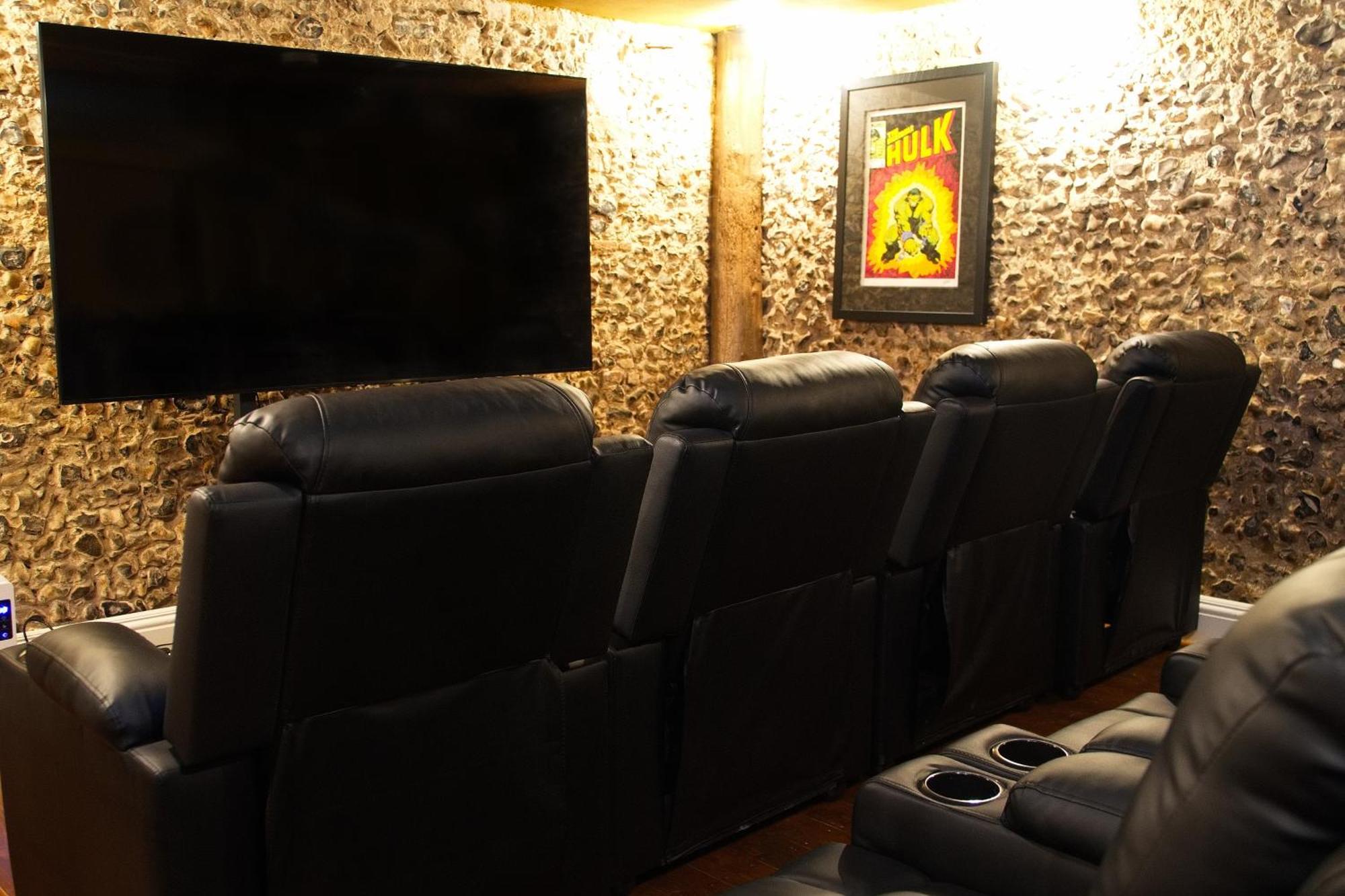 Huge Deluxe 600 Year Old Essex Manor, Hot Tub, Cinema Room, Sky Tv แซฟฟรอนวอลเดน ภายนอก รูปภาพ