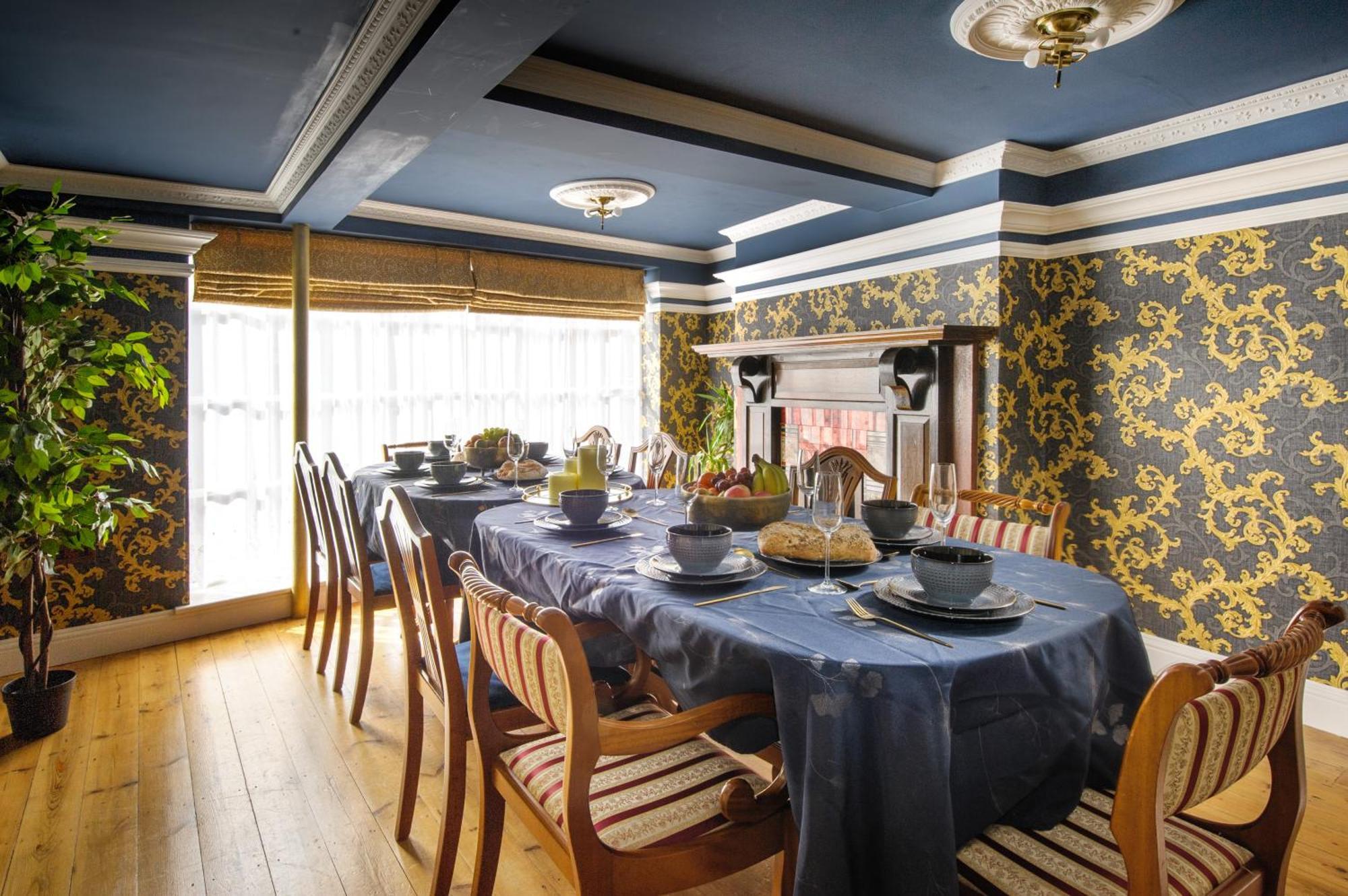 Huge Deluxe 600 Year Old Essex Manor, Hot Tub, Cinema Room, Sky Tv แซฟฟรอนวอลเดน ภายนอก รูปภาพ