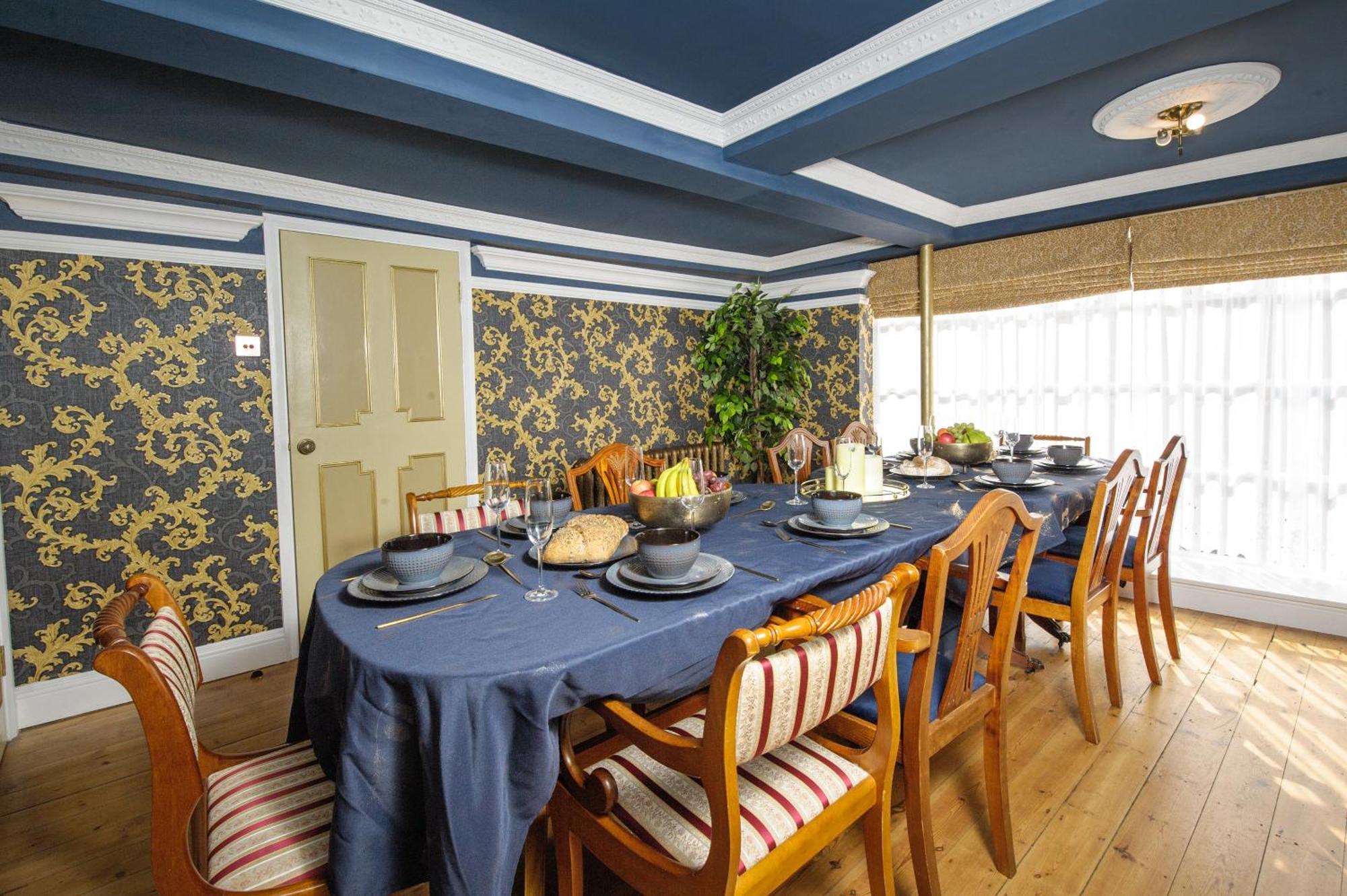 Huge Deluxe 600 Year Old Essex Manor, Hot Tub, Cinema Room, Sky Tv แซฟฟรอนวอลเดน ภายนอก รูปภาพ