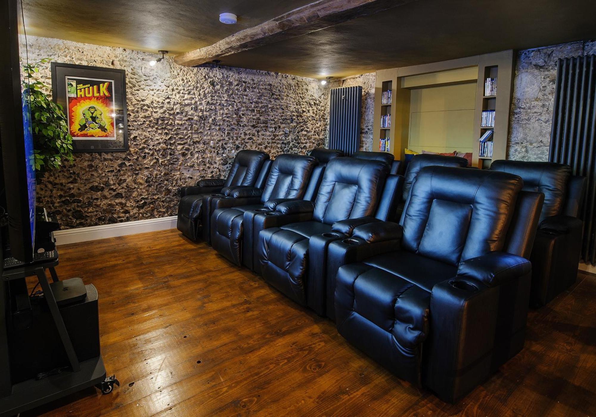 Huge Deluxe 600 Year Old Essex Manor, Hot Tub, Cinema Room, Sky Tv แซฟฟรอนวอลเดน ภายนอก รูปภาพ