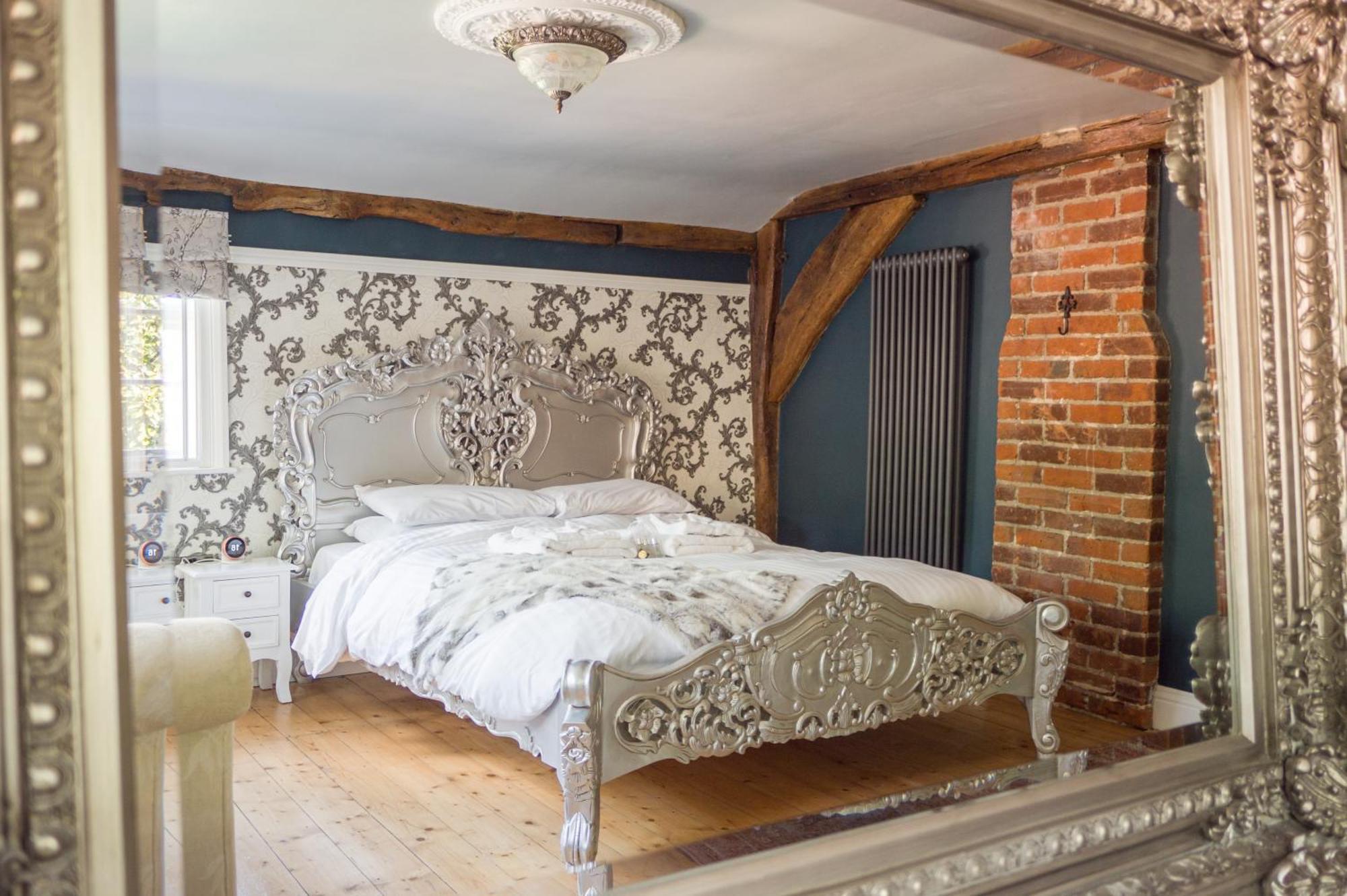 Huge Deluxe 600 Year Old Essex Manor, Hot Tub, Cinema Room, Sky Tv แซฟฟรอนวอลเดน ภายนอก รูปภาพ
