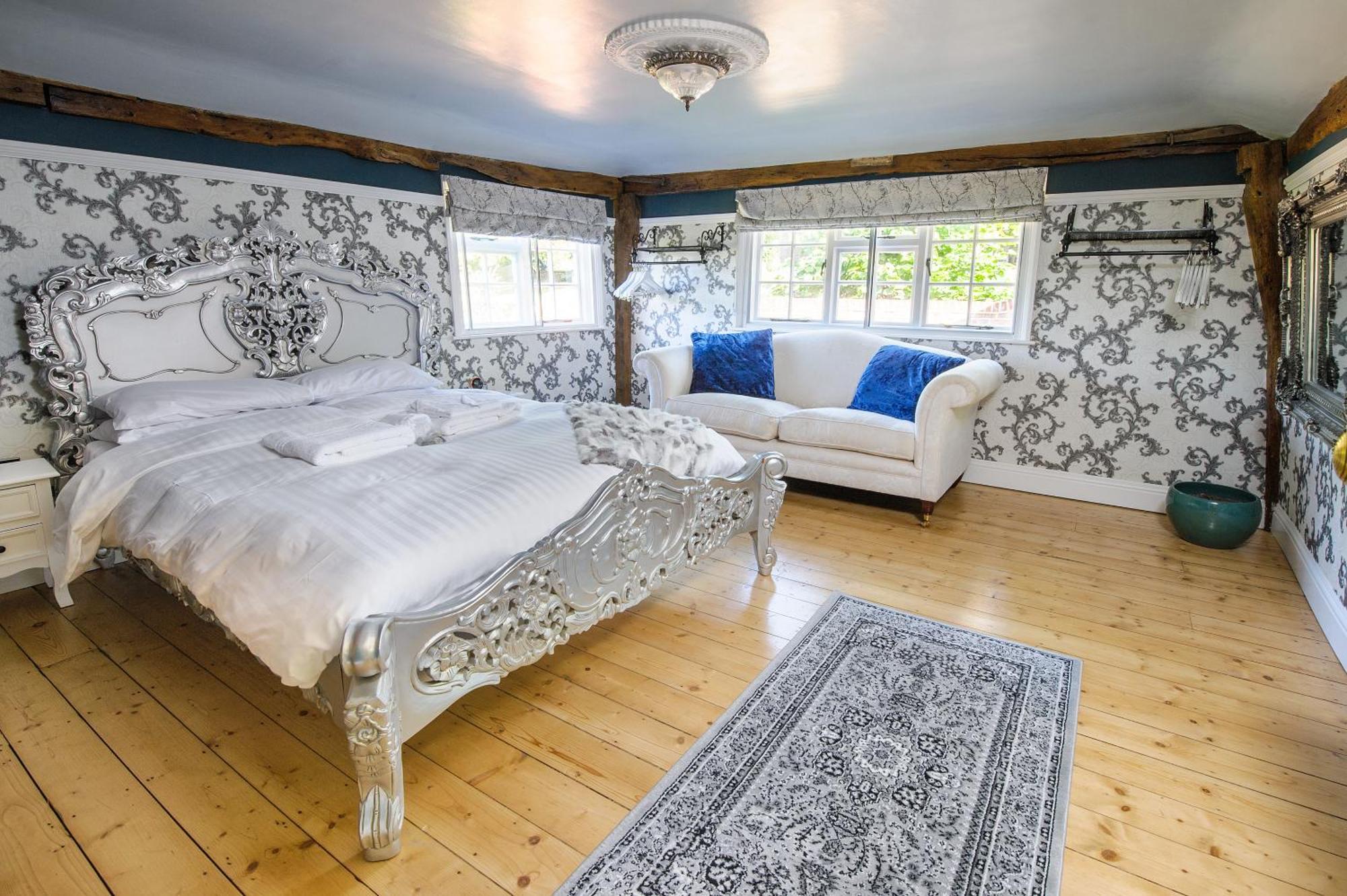 Huge Deluxe 600 Year Old Essex Manor, Hot Tub, Cinema Room, Sky Tv แซฟฟรอนวอลเดน ภายนอก รูปภาพ